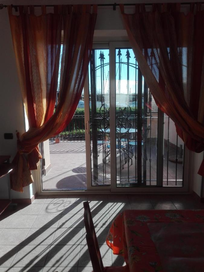 דירות פיומיצ'ינו A Santy'S House 1Piano-No Lift-Shuttle A Pagamento-Raggiungibile A Piedi Aeroporto-Fermata Bus Fiera Di Roma A 3 Minuti-Air Condiz Ed Extra Bed For A Fee A Pagamento מראה חיצוני תמונה
